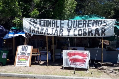 Dans la banlieue sud de Buenos Aires, le campement de 86 salariés licenciés de leur usine de conserves, crée en 1949. Face à la crise, l'emploi se raréfie en Argentine Dans la banlieue sud de Buenos Aires, le campement de 86 salariés licenciés de leur usine de conserves, crée en 1949. Face à la crise, l'emploi se raréfie en Argentine