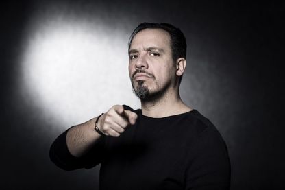 Alexandre Astier : auteur, metteur en scène, réalisateur, scénariste français, créateur de la série Kaamelott ! Il avait déjà réalisé un film d'animation sur Astérix : "Astérix : Le Domaine des dieux" Alexandre Astier : auteur, metteur en scène, réalisateur, scénariste français, créateur de la série Kaamelott ! Il avait déjà réalisé un film d'animation sur Astérix : "Astérix : Le Domaine des dieux"