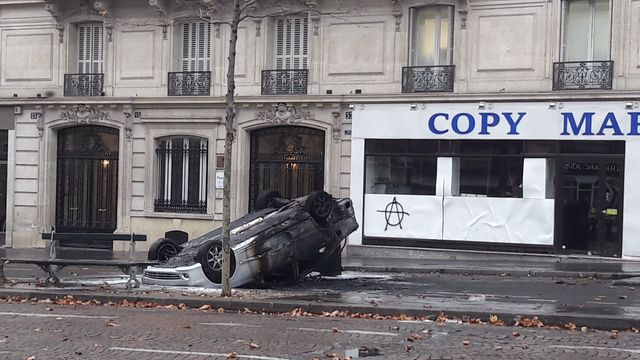 Quelques véhicules ont été incendiés aux abords de la place de l'Étoile à Paris