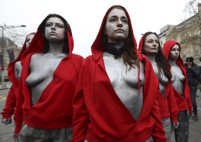 Les "Marianne" de l'artiste deborah de Robertis lors de la manifestation des Gilets jaunes à Paris le 15 décembre 2018
