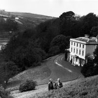 "Greenway House", la maison d'Agatha Christie, dans le Devon, en Angleterre, la romancière auteur de nombreux romans policiers est au premier plan avec son époux.