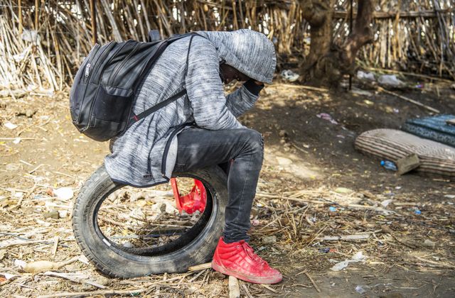 Un migrant d'Afrique sub-saharienne se cache de la police dans une forêt des environs de Tanger (Maroc) en octobre 2018