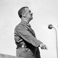 le chancelier nazi Adolf Hitler (1889-1945) lors d'un discours en 1937. Après son arrivée au pouvoir en janvier 1933, il a suspendu la Constitution, et a mis le Parti Nazi au pouvoir.