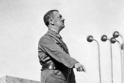 le chancelier nazi Adolf Hitler (1889-1945) lors d'un discours en 1937. Après son arrivée au pouvoir en janvier 1933, il a suspendu la Constitution, et a mis le Parti Nazi au pouvoir. le chancelier nazi Adolf Hitler (1889-1945) lors d'un discours en 1937. Après son arrivée au pouvoir en janvier 1933, il a suspendu la Constitution, et a mis le Parti Nazi au pouvoir.