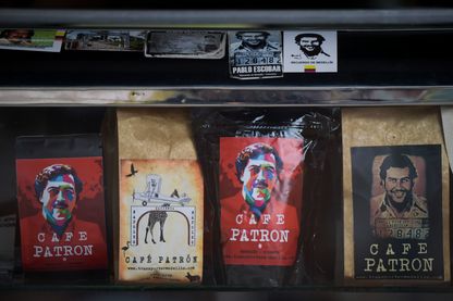 Souvenirs à l'effigie du patron de la drogue Pablo Escobar dans une boutique de Medellin en Colombie (28 novembre 2018) Souvenirs à l'effigie du patron de la drogue Pablo Escobar dans une boutique de Medellin en Colombie (28 novembre 2018)