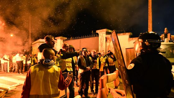 Face à face entre gilets jaunes et policiers, au Mans, le 29 novembre 2018 ©AFP - Jean-François Monier