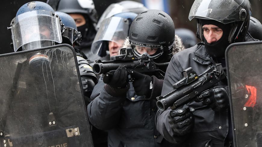 Au 15 janvier, l'IGPN dénombrait 13 procédures concernant des blessures graves, à la suite de tirs de lanceurs de balles de défense (LBD).