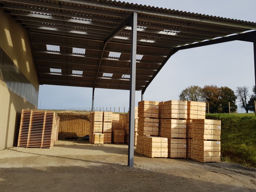 Les palettes et le bois doivent être abrités des intempéries