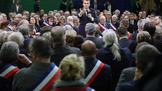 Emmanuel Macron devant une assemblée de maires lors du lancement du "grand débat", à Bourgtheroulde, le 15 janvier 2019 ©AFP - LUDOVIC MARIN / AFP