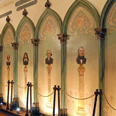 Calendrier positiviste dans la chapelle de l'Humanité, édifice religieux conçu par le philosophe Auguste Comte (1798-1857)