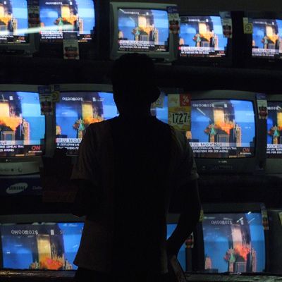 Au Guatemala, des passants devant un magasin au moment du second crash