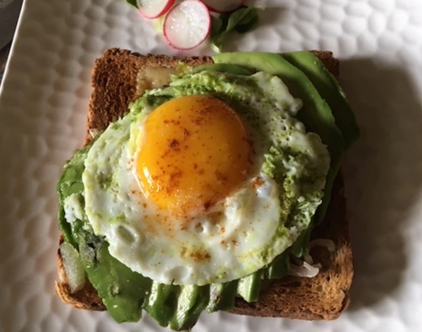 Toast au comté, à l'avocat, à l'oeuf