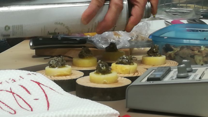 les truffes à l'échalote et au parmesan sur pommes de terres tièdes avec filet d'huile d'olive