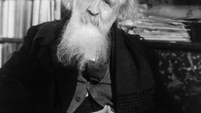 Portrait de Gaston Bachelard, photographié chez lui à Paris, le 06 novembre 1961, après s'être vu décerné le Grand Prix National des Lettres pour l'ensemble de son oeuvre - AFP
