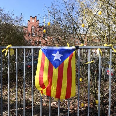 Une photo prise le 6 avril 2018 montre un drapeau catalan sur les grilles à l'entrée du centre de détention de Neumuenster, dans le nord de l'Allemagne, dans laquelle Carles Puigdemont était détenu.