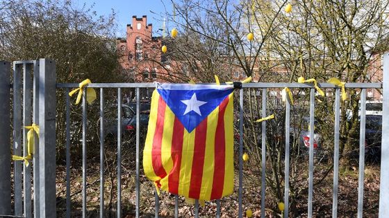 Une photo prise le 6 avril 2018 montre un drapeau catalan sur les grilles à l'entrée du centre de détention de Neumuenster, dans le nord de l'Allemagne, dans laquelle Carles Puigdemont était détenu. ©AFP - Patrik STOLLARZ