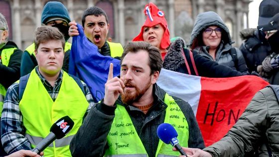 Un gilet jaune parlant à des journalistes ©AFP - Philippe HUGUEN / AFP