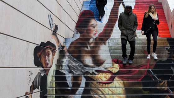 Œuvre des street artistes Zag & Sia réalisée en 2016 à Paris et inspirée du tableau La Liberté guidant le peuple d'Eugène Delacroix qui fait référence à la Révolution de Juillet 1830 ©AFP - JOEL SAGET
