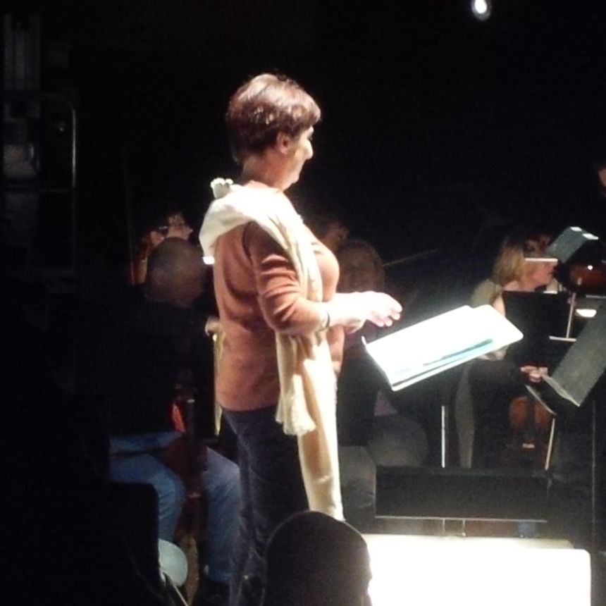 Françoise Lasserre à la tête de l'orchestre "Akadémia".