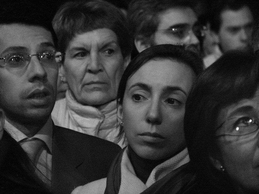 Public sur le passage des palios durant la semaine sainte. Séville, Espagne, 2008. Série Les Invisibles