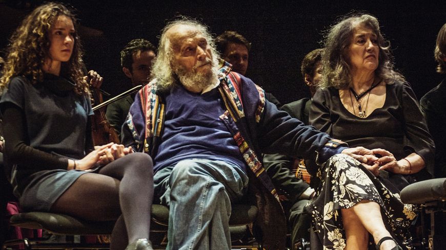 Ivry Gitlis entouré de Martha Argerich et de sa petite-fille sur la scène de la Philharmonie de Paris
