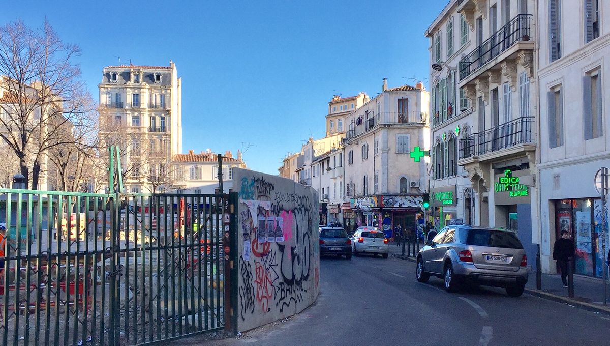 Les Travaux De La Place Jean Jaures A Marseille Avancent Derriere Un Mur En Beton Gris