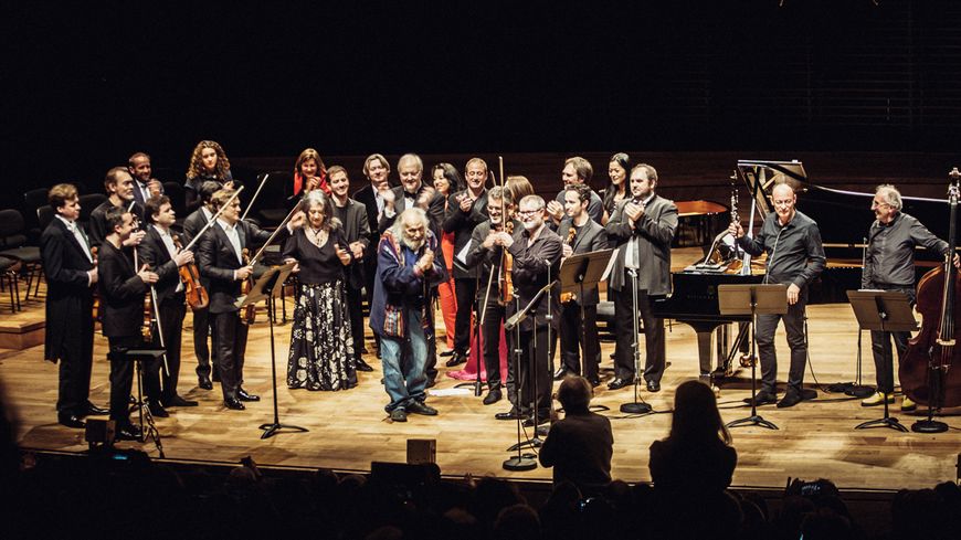 Ivry Gitlis sur la scène de la Philharmonie de Paris, entouré par ses nombreux amis musiciens venus lui témoigner leur admiration