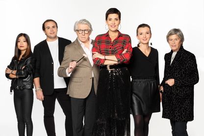Cristina Cordula, entourée du commissaire priseur et des experts qui estiment le prix des vêtements mis aux enchères. Cristina Cordula, entourée du commissaire priseur et des experts qui estiment le prix des vêtements mis aux enchères.
