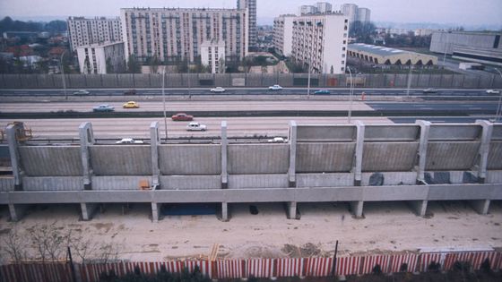 Contruction d'un mur anti-bruit le long de l'autoroute A6 en 1975 à Villejuif, France. ©Getty - Laurent MAOUS / Contributeur