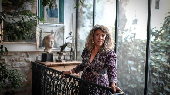 Barbara Cassin à son domicile, en 2018 ©AFP - STEPHANE DE SAKUTIN