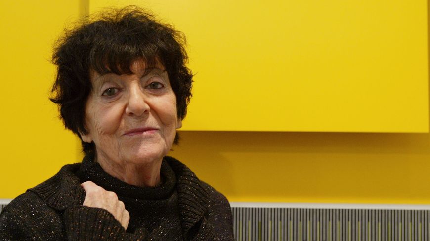 Denise René, galeriste, pose le 5 novembre 2003 à Paris dans sa galerie devant une peinture de Soto.