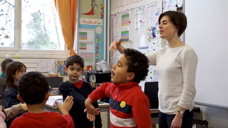 Lou Benzoni Grosset avec les enfants de l'école Ormesson 1.