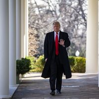 Le président Trump arrivant au Rose Garden à la Maison-Blanche, le 25 janvier 2019, pour annoncer une entente pour rouvrir le gouvernement pendant 3 semaines, mettant fin au blocage de 35 jours, sans obtenir le financement du mur avec le Mexique.