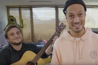 Les Youtubeurs ont annoncé en chanson le gage de leurs adversaires : interpréter Roméo et Juliette au théâtre. Les Youtubeurs ont annoncé en chanson le gage de leurs adversaires : interpréter Roméo et Juliette au théâtre.