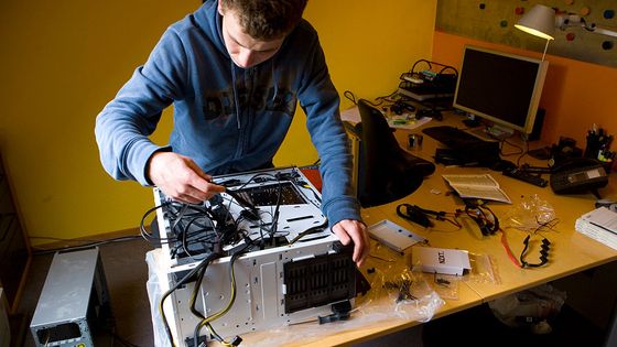 Un adolescent construit son propre ordinateur ©Getty - Ulrich Baumgarten / Contributeur
