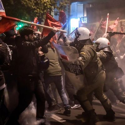 Des manifestants affrontent la police anti-émeute lors d'une manifestation contre la visite de la chancelière allemande Angela Merkel à Athènes le 10 janvier 2019.
