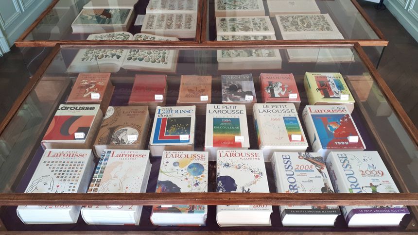 Une partie de la collection des Petits Larousse Illustré, maison Claude Augé, L'Isle-Jourdain (32)