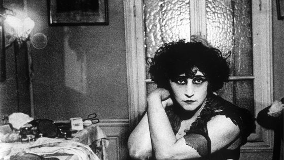 Colette dans sa loge au théâtre en 1912 ©Getty - Raphael GAILLARDE/Gamma-Rapho