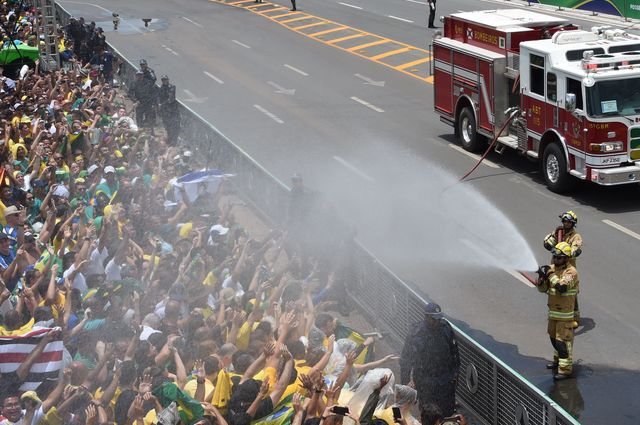 Des canons à eau pour contenir la foule des partisans de Bolsonaro
