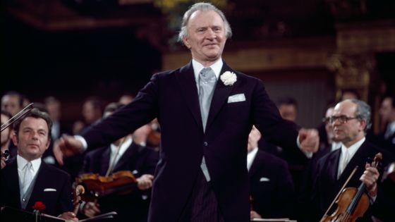 Conductor Willi Boskovsky in front of an orchestra, circa 1965. ©Getty - Don Smith/Radio Times