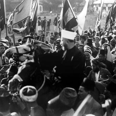 1937, Jérusalem, Palestine : à cheval, au milieu de la foule opposée à la colonisation britannique et juive, le mufti Haj Amin El-Husseini devint le symbole du nationalisme arabe en Palestine.