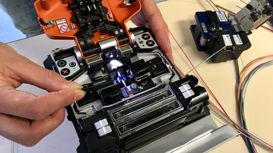 La fibre optique doit être soudée