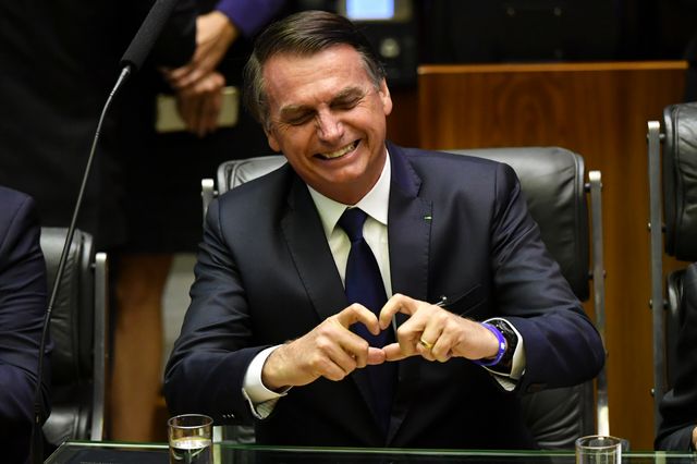 Jair Bolsonaro a confirmé sa volonté de mettre en oeuvre une politique ultra conservatrice, promettant de "respecter les religions et les traditions judéo-chrétiennes", tout en "luttant contre l'idéologie de genre"