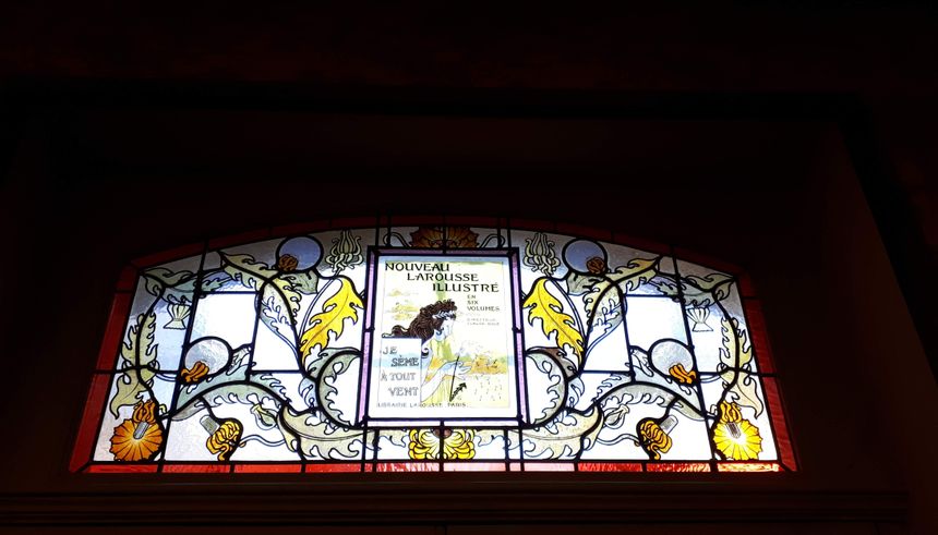 Vitrail Larousse Illustré, maison de Claude Augé, L'Isle-Jourdain (32)