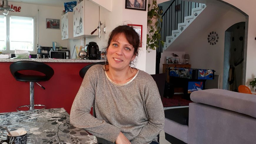 Aurélie, la maman de Lola, dans sa maison à Calan.