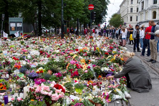 Des fleurs pour les victimes d’Utoya à Oslo