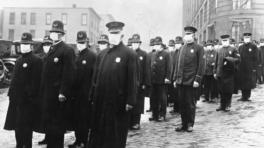 En décembre 1918, à Seattle, les forces de l'ordre sont équipées de masques.