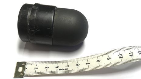 Une munition de lanceur de balle de défense (qui a succédé au flashball), ramassé à Paris lors de la manifestation des « gilets jaunes » le 1er décembre 2018.