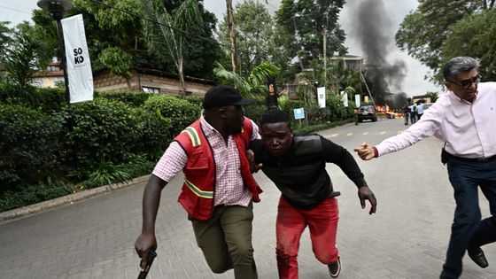 Un commando d’hommes armés a fait irruption mardi 15 janvier dans un complexe hôtelier abritant également des bureaux à Nairobi, la capitale du Kenya ©AFP - SIMON MAINA