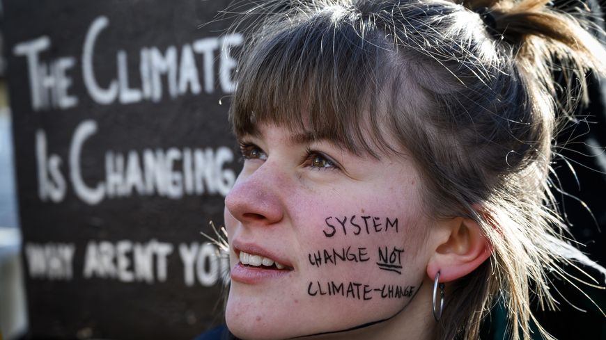 Jeune fille manifestant pour le climat lors du forum de Davos en Suisse le 25 janvier 2019